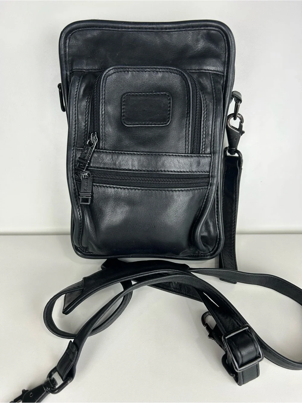 VINTAGE TUMI LEATHER CROSSBODY ORGANIZATION BAG BLACK